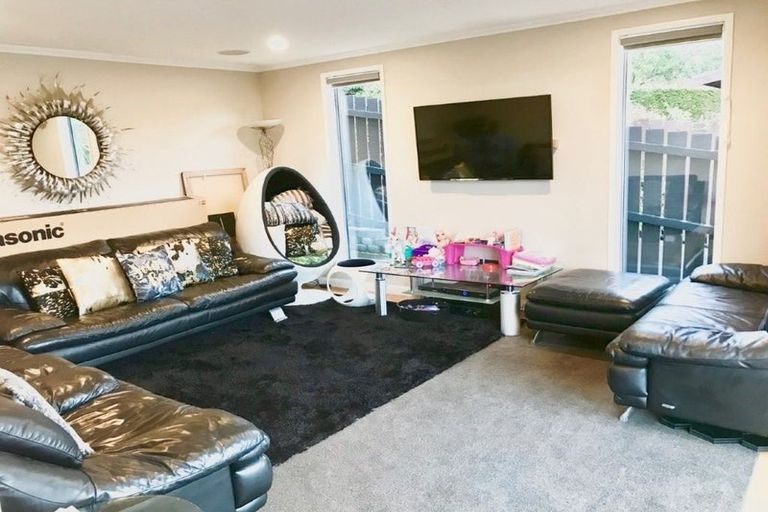Photo of property in 1/43 Shanaway Rise, Hillcrest, Auckland, 0627