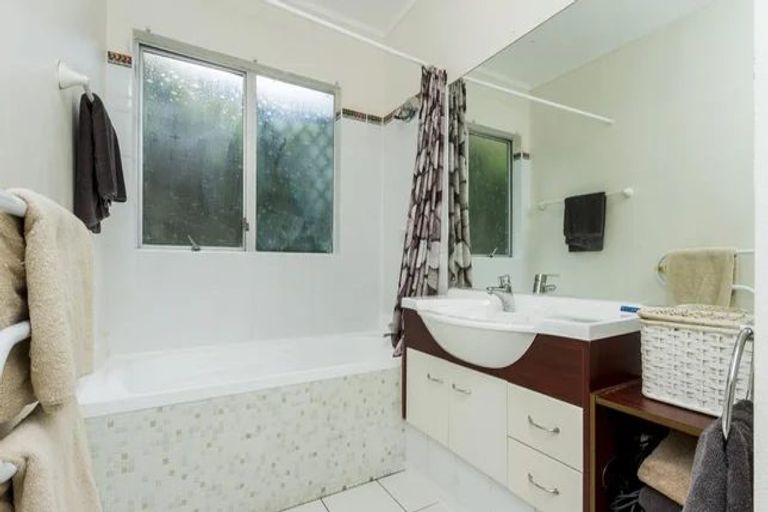 Photo of property in 40 Stapleford Crescent, Browns Bay, Auckland, 0630