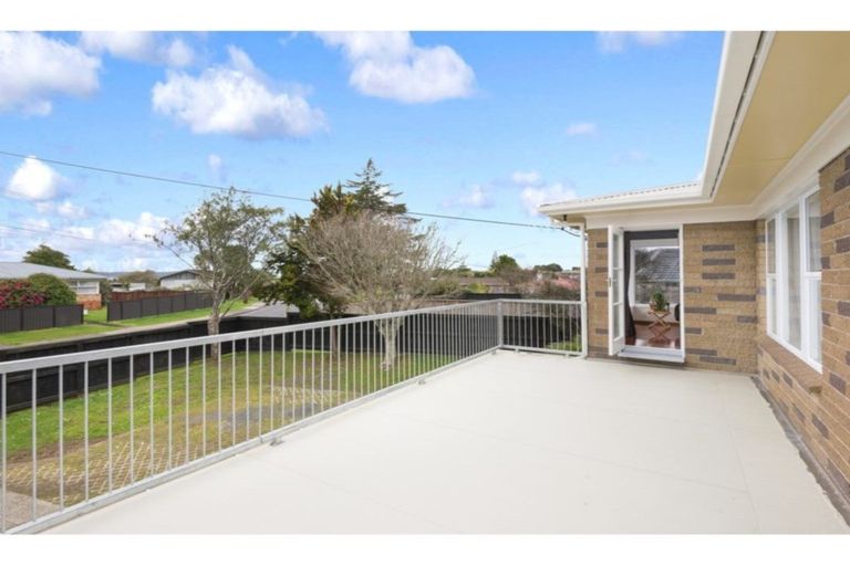 Photo of property in 39 Royal View Road, Te Atatu South, Auckland, 0610
