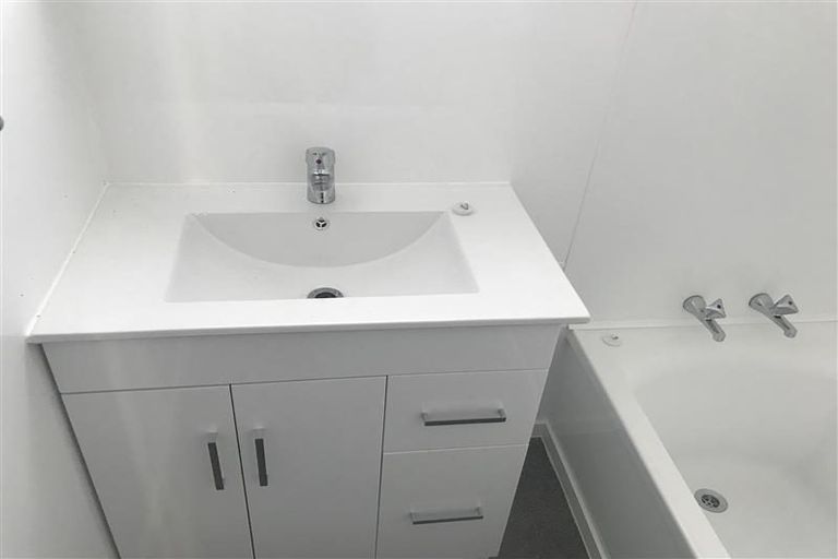 Photo of property in 15 Geoffrey Place, Mangere East, Auckland, 2024