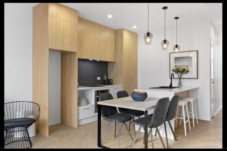 Photo of property in 31 Lewis Road, Pakuranga, Auckland, 2010