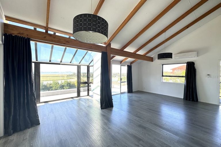 Photo of property in 195 West Harbour Drive, West Harbour, Auckland, 0618