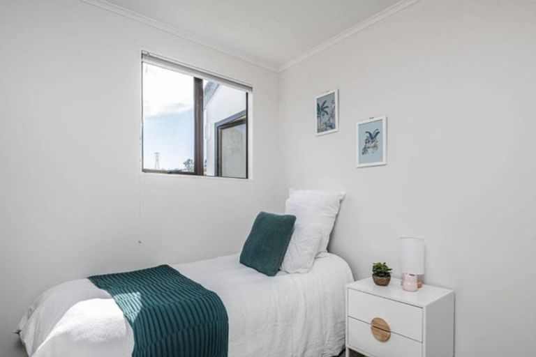 Photo of property in 44 Colchester Crescent, Newlands, Wellington, 6037