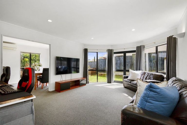 Photo of property in 6 Saunders Close, Whitby, Porirua, 5024
