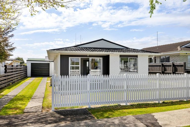 Photo of property in 1 Hilton Road, St Andrews, Hamilton, 3200