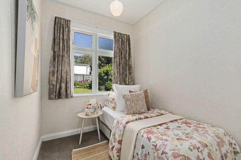 Photo of property in 33 Palm Avenue, Lyall Bay, Wellington, 6022