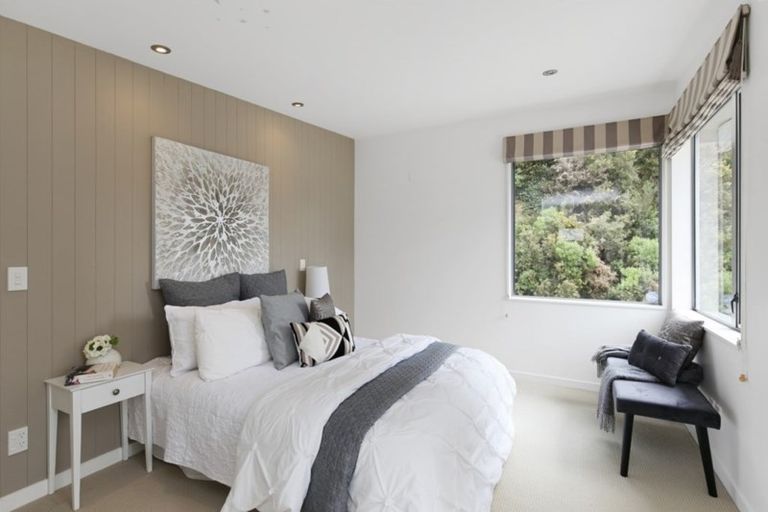 Photo of property in 32 Tiketike Way, Brooklyn, Wellington, 6021