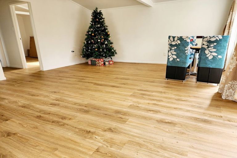 Photo of property in 4 Paton Avenue, Te Atatu South, Auckland, 0610