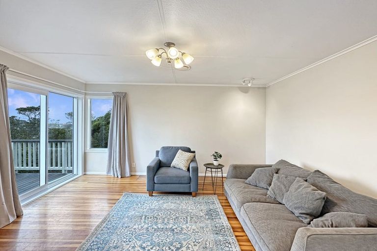 Photo of property in 6 Salford Street, Newlands, Wellington, 6037