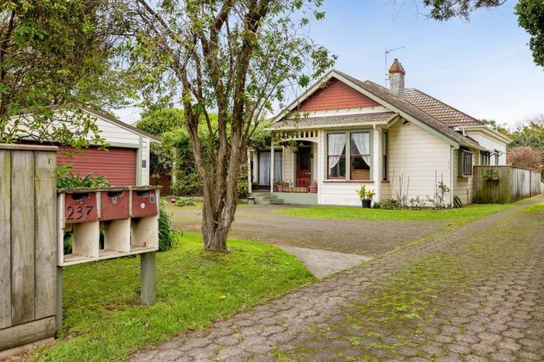 Photo of property in 237 South Road, Hawera, 4610
