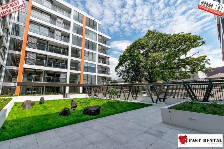 Photo of property in 18 Sumich Place, West Harbour, Auckland, 0618