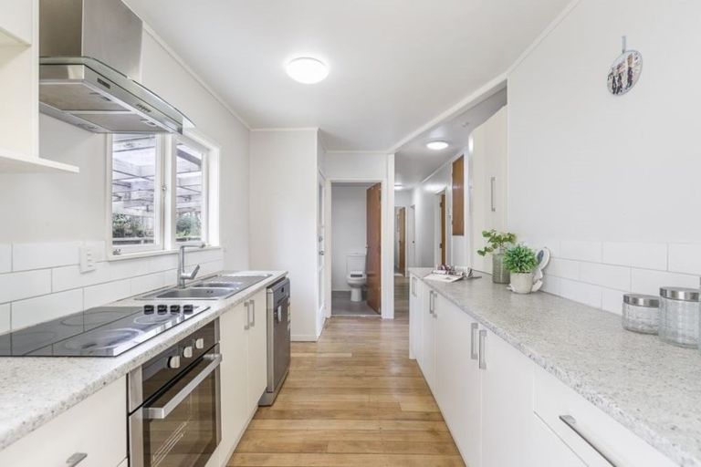 Photo of property in 9 Hellyers Street, Birkdale, Auckland, 0626