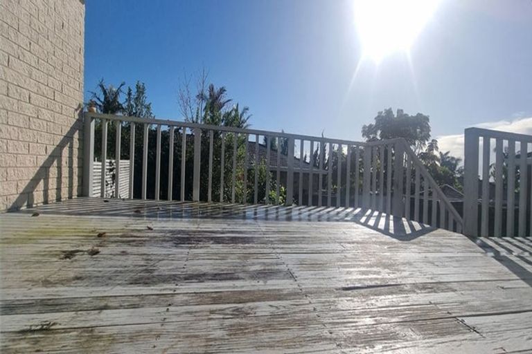 Photo of property in 2 Kerlin Crescent, West Harbour, Auckland, 0618