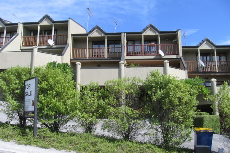 Photo of property in 3/7 Pannill Place, Oteha, Auckland, 0632