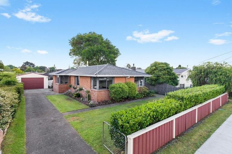 Photo of property in 16 Stonehurst Avenue, Waiuku, 2123