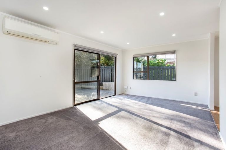 Photo of property in 7 Flaunty Place, West Harbour, Auckland, 0618