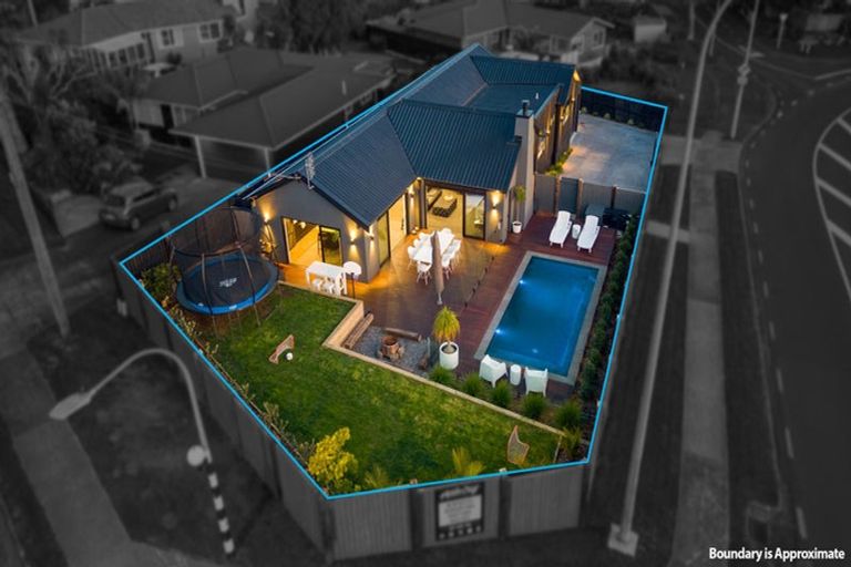 Photo of property in 2 Somerville Road, Shelly Park, Auckland, 2014