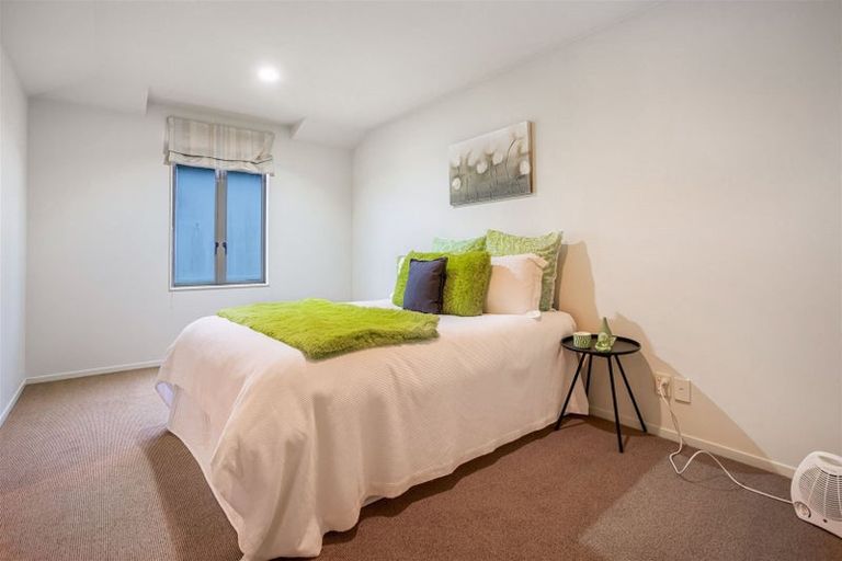 Photo of property in 37 Verdale Circle, Glen Eden, Auckland, 0602