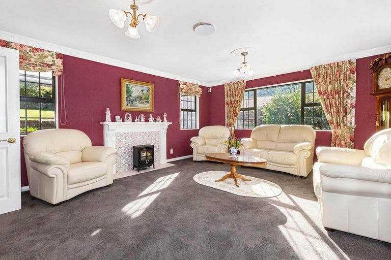 Photo of property in 68 Kiwi Crescent, Tawa, Wellington, 5028