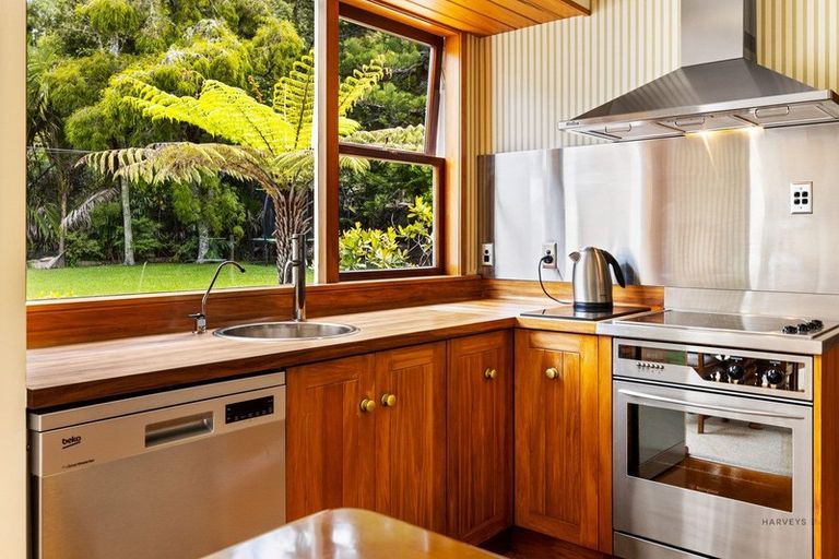 Photo of property in 15 Sylvan Valley Avenue, Titirangi, Auckland, 0604