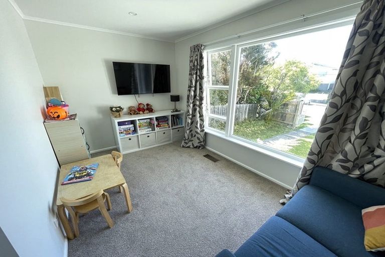 Photo of property in 6 Alder Place, Newlands, Wellington, 6037