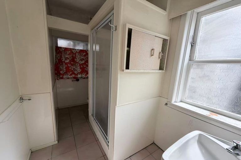 Photo of property in 15 Riverview Road, New Lynn, Auckland, 0600