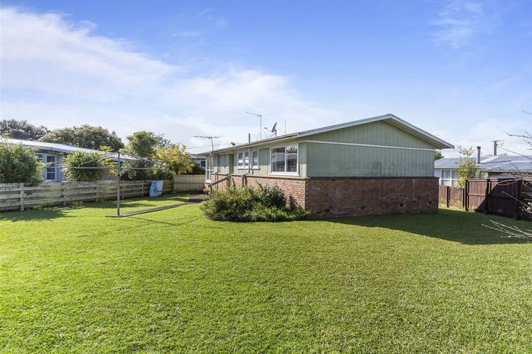 Photo of property in 4 Clendon Place, Manurewa, Auckland, 2102