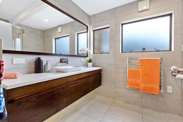 Photo of property in 112 Beach Road, Te Atatu Peninsula, Auckland, 0610