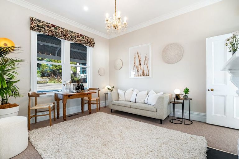 Photo of property in 2 The Crescent, Roseneath, Wellington, 6011