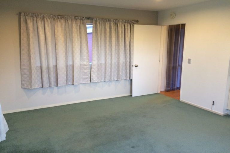 Photo of property in 2/842 East Coast Road, Oteha, Auckland, 0630