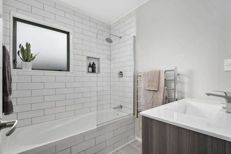 Photo of property in 1 Marbella Drive, Massey, Auckland, 0614