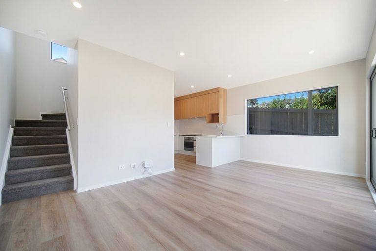 Photo of property in 8 Don Oliver Lane, Glen Eden, 0602