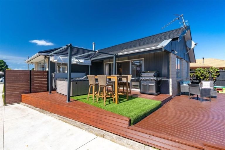 Photo of property in 32 Inwoods Road, Parklands, Christchurch, 8083