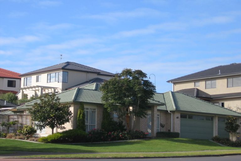 Photo of property in 40 Moyrus Crescent, East Tamaki Heights, Auckland, 2016