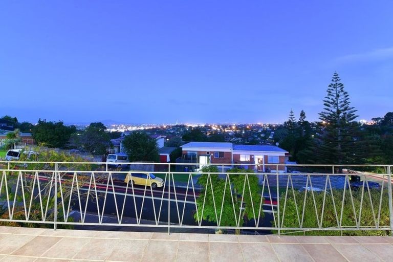 Photo of property in 7 Girrahween Drive, Totara Vale, Auckland, 0629