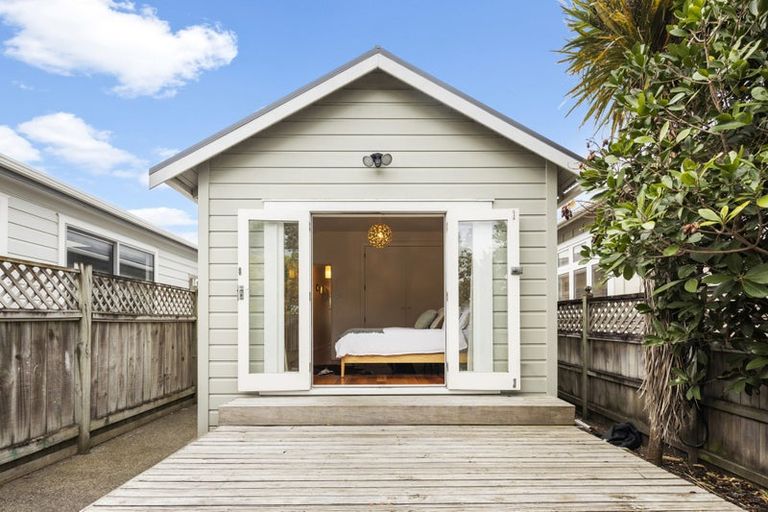 Photo of property in 18 Apu Crescent, Lyall Bay, Wellington, 6022