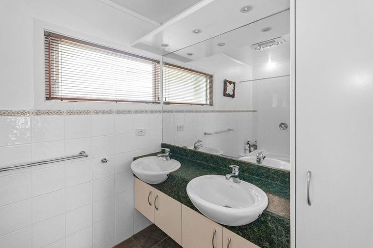 Photo of property in 35 Lyndhurst Road, Te Atatu South, Auckland, 0610