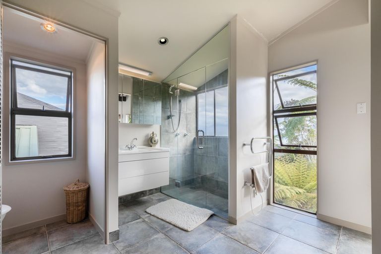 Photo of property in 70 Scenic Drive, Titirangi, Auckland, 0604