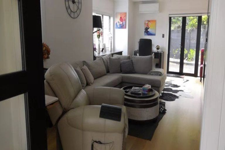 Photo of property in 2/92 Churchill Road, Murrays Bay, Auckland, 0630