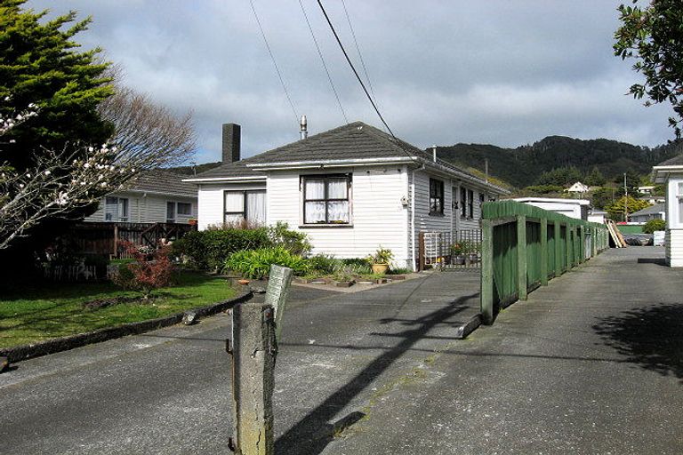 Photo of property in 14 Hinau Grove, Wainuiomata, Lower Hutt, 5014