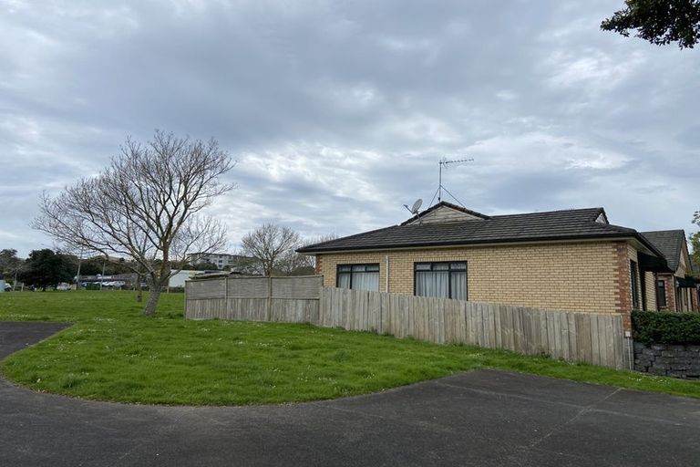 Photo of property in 9-13/11 Fields Parade, Oteha, Auckland, 0632