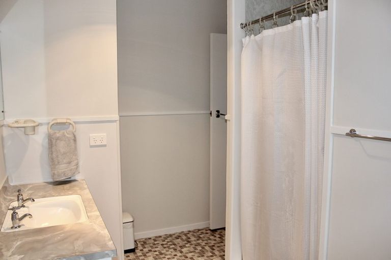 Photo of property in 70 Kaurilands Road, Titirangi, Auckland, 0604