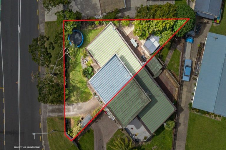 Photo of property in 47 Red Beach Road, Red Beach, 0932
