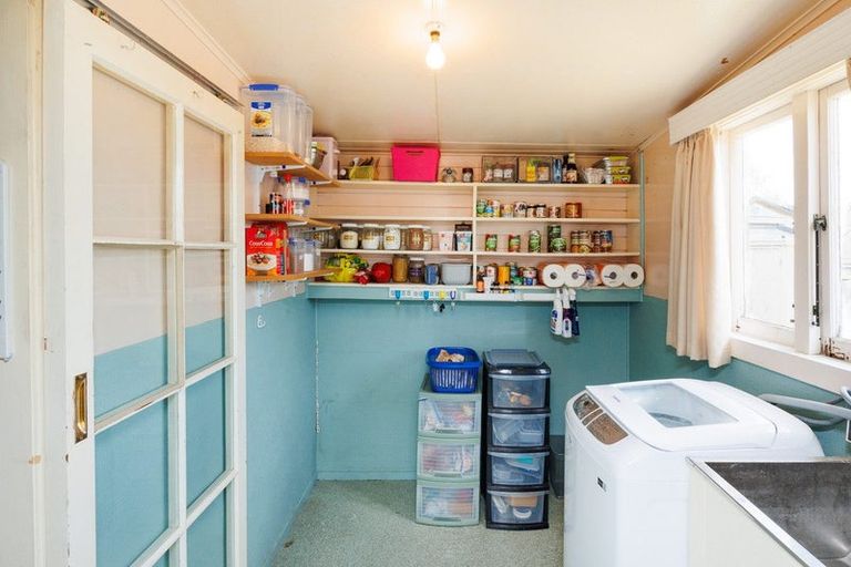 Photo of property in 30 Ngahina Street, Marton, 4710