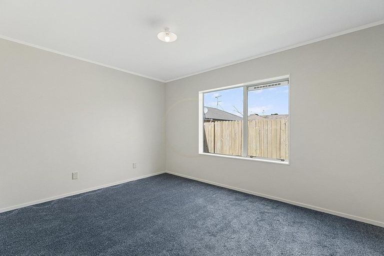 Photo of property in 2/24 Horlicks Place, Randwick Park, Auckland, 2105