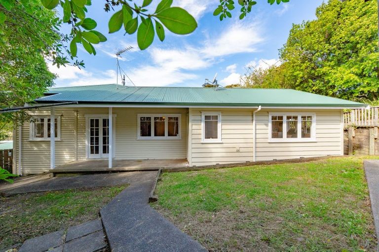 Photo of property in 42 Mountain Road, Henderson Valley, Auckland, 0612