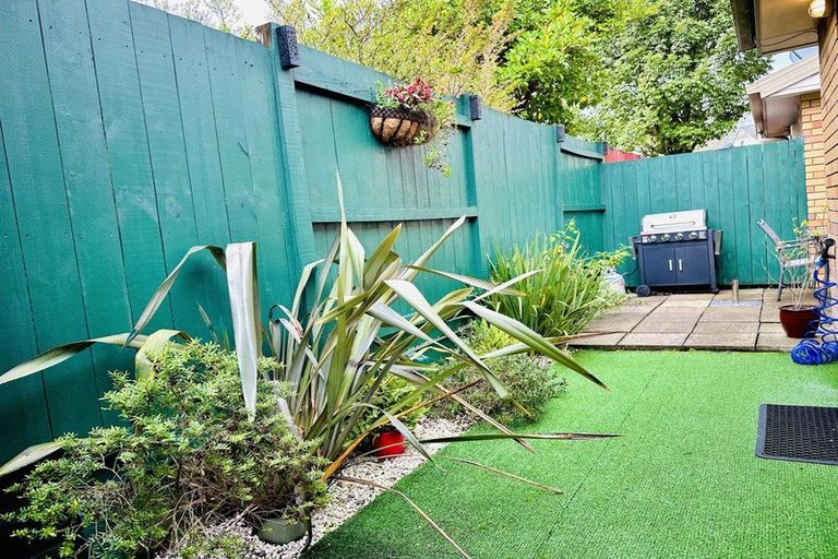 Photo of property in 27 Verdale Circle, Glen Eden, Auckland, 0602