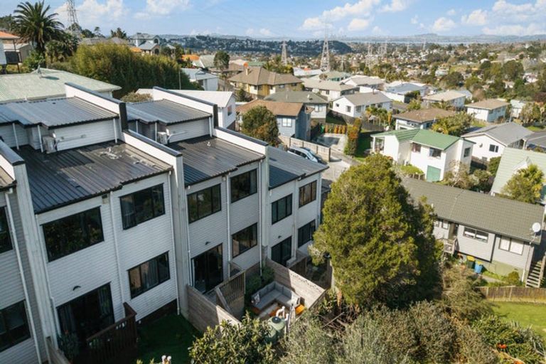 Photo of property in 21c Cherry Tree Place, Massey, Auckland, 0614