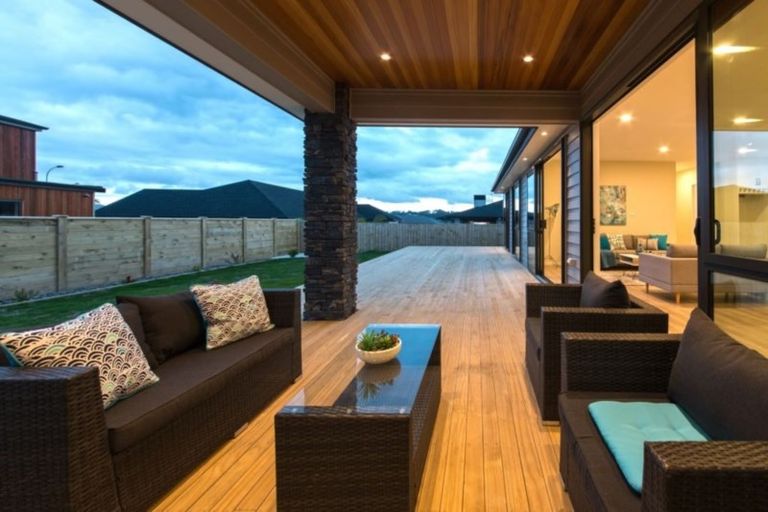 Photo of property in 15 Grove Way, Riverhead, 0820