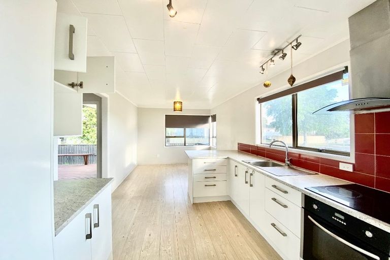 Photo of property in 15 Mon Desir Place, Manurewa, Auckland, 2102